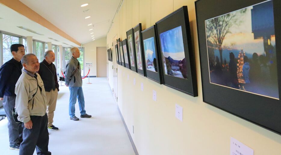 地元から宇宙までを写した作品が並ぶ「和知写友会」の写真展（京丹波町坂原・道の駅「和」道路情報センター）