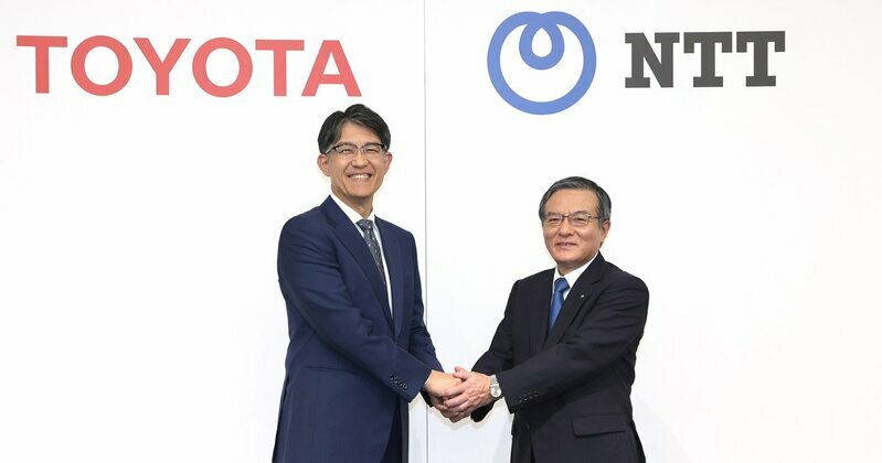 共同記者会見で握手するNTTの島田明社長（右）とトヨタ自動車の佐藤恒治社長　Photo:SANKEI