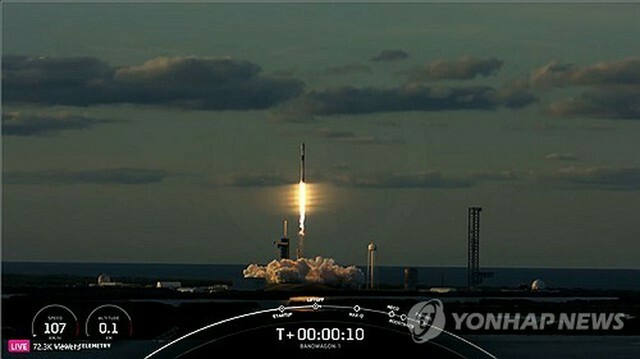 韓国軍の軍事偵察衛星2号機が4月8日午前（日本時間）、米フロリダ州から米ロケット「ファルコン9」で打ち上げられた（スペースXの映像より）＝（聯合ニュース）≪転載・転用禁止≫