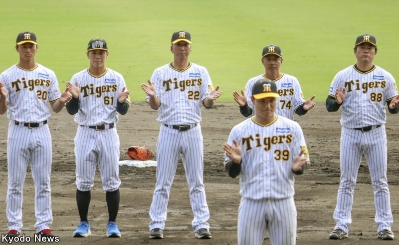 阪神・豊田寛(左から2人目)  (C)Kyodo News