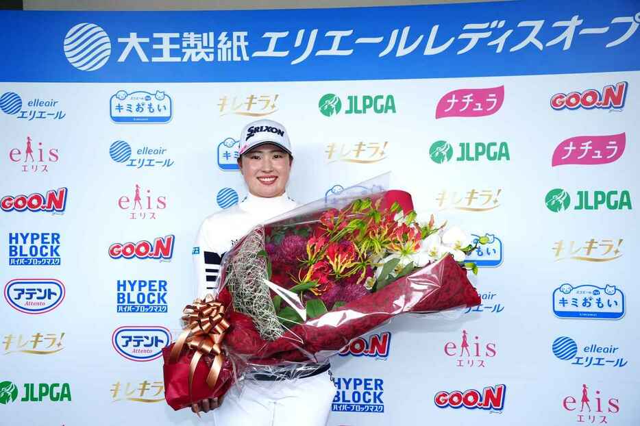 プロアマ大会の後に主催者よりメルセデスランク1位の花束贈呈が行われた竹田麗央は首位と1打差の5アンダー5位タイでフィニッシュ