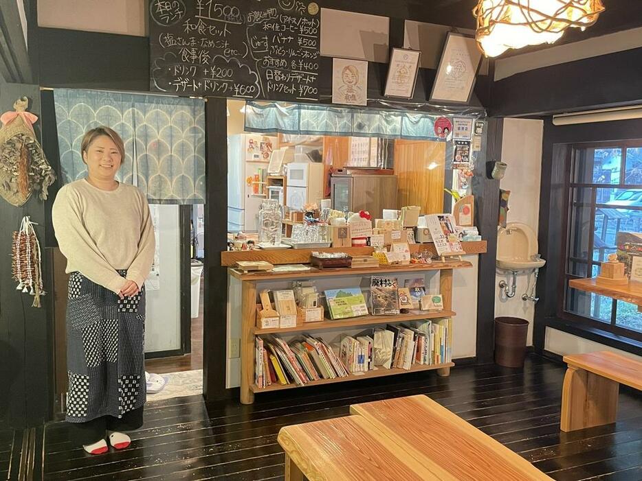 古民家カフェ「和佳（のどか）」キッチン付近に立つ店主の前橋佳恵さん