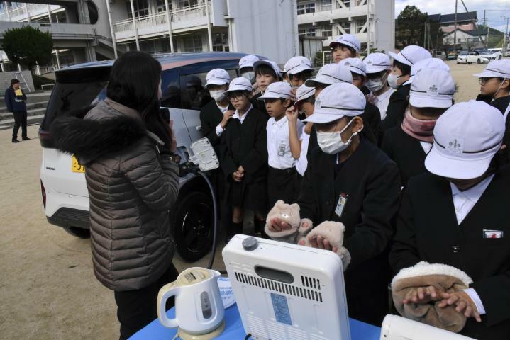 EVから電化製品などに給電する仕組みを学ぶ児童ら