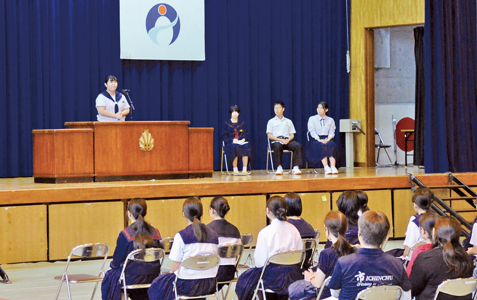 生徒たちが日頃の経験や考えを発表した奄美市の弁論・英語スピーチ大会＝8日、鹿児島県奄美市名瀬