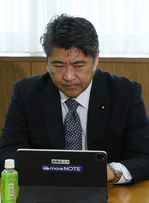 自民党は１２日の総務会で、選対委員長に木原誠二選対委員長代行（写真）を昇格させることを決めた。来年夏の参院選や東京都議選をにらんで継続性を重視した人事で、同党は選挙態勢の構築を急ぐ方針だ。