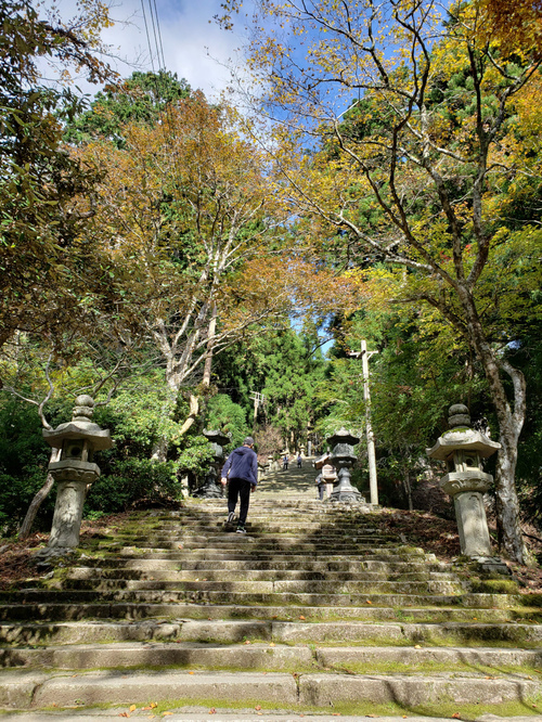 ケンタくんの中学校では愛宕山登山が恒例行事。一度も参加をしなかったため、アツコさんは一緒に登った　写真提供/アツコさん