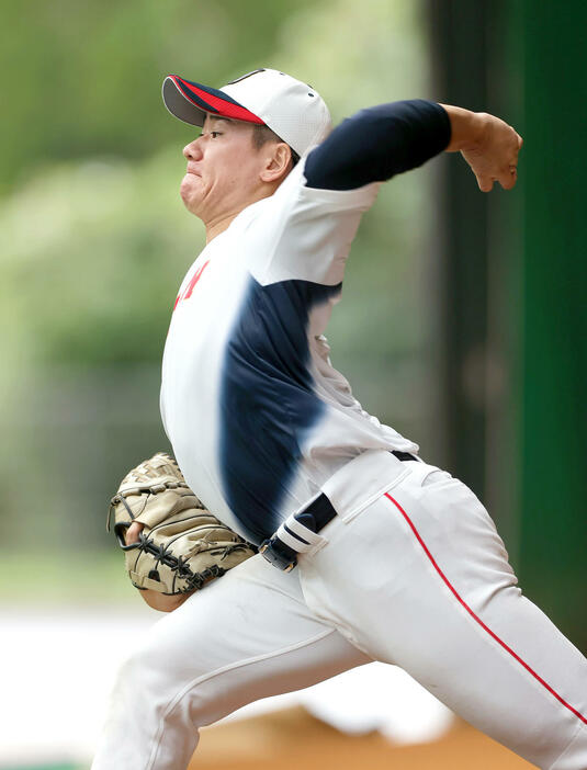 ブルペンで投球する巨人井上（撮影・上山淳一）