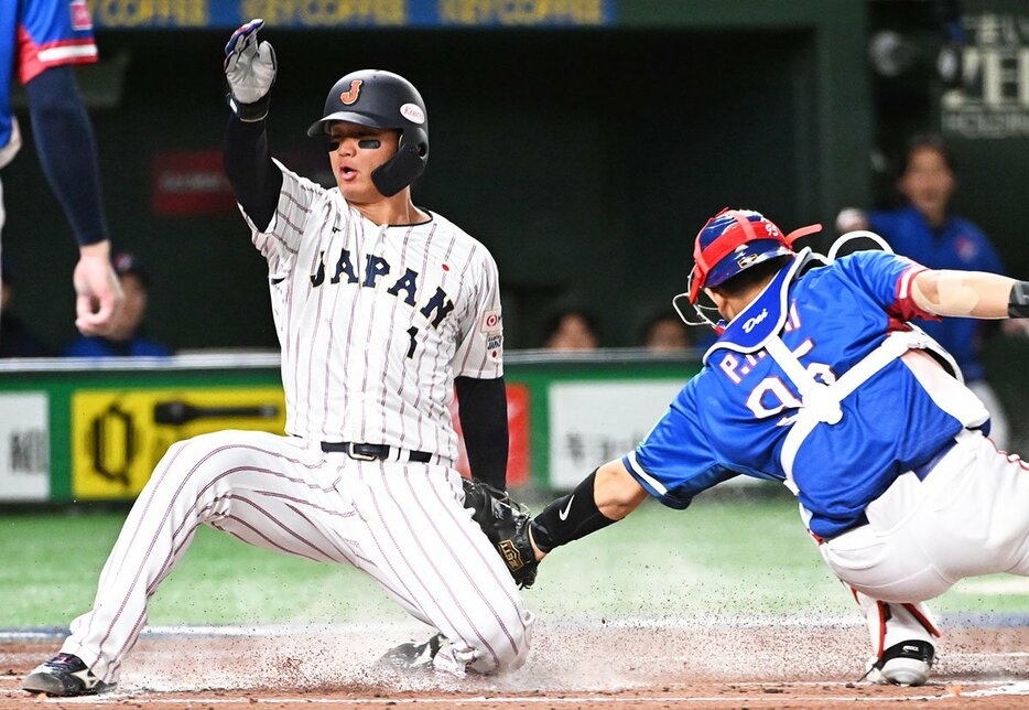 初回、オリックス・紅林の犠飛で生還した阪神・森下翔太(左)