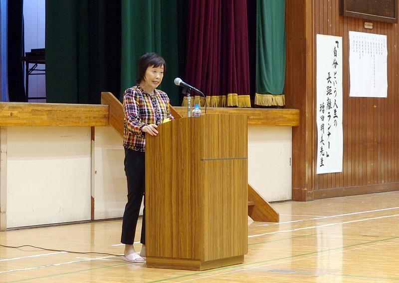 生徒を前に講演する増田さん＝26日、市原市の県立市原緑高校