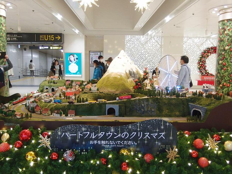 名古屋駅前の地下街「ユニモール」のイーストプラザに展示している、クリスマスの街並みを表現したジオラマ