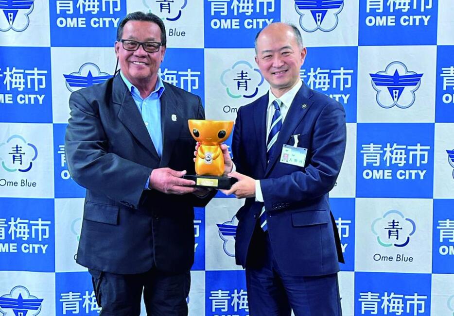 青梅市役所で面会した大勢待市長（右）とカマチョ市長＝（写真提供＝青梅市）