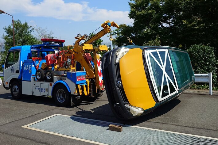 横転車引き起こし作業の様子（画像提供＝JAF関東）