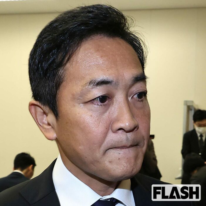 厳しい表情で会見場を後にした玉木雄一郎氏（写真・長谷川 新）