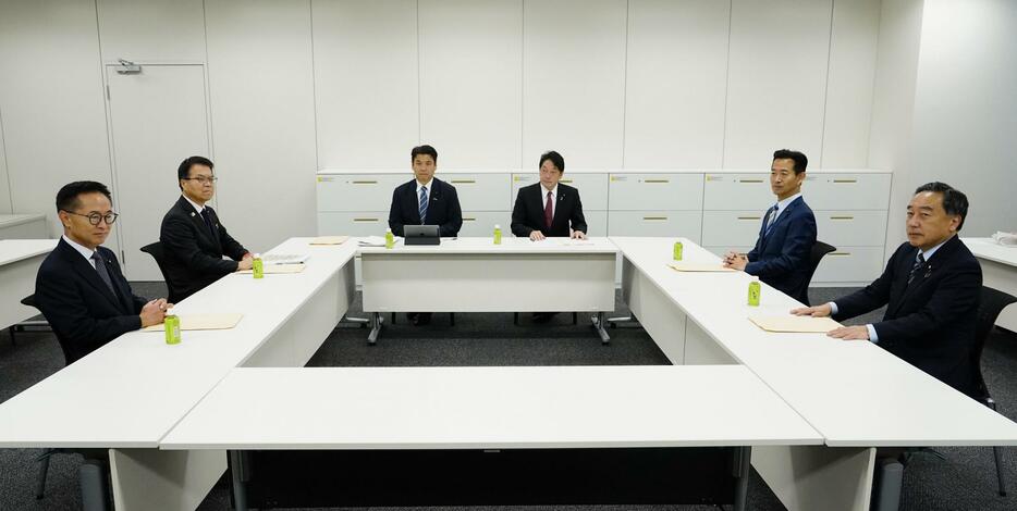 国会内で開かれた自民、公明、国民民主3党による経済対策を巡る政策協議＝15日午前