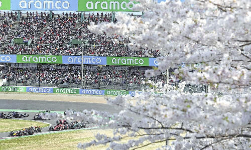 桜が咲く中で開催された今年の日本ＧＰ決勝（４月７日、鈴鹿サーキットで）＝稲垣政則撮影