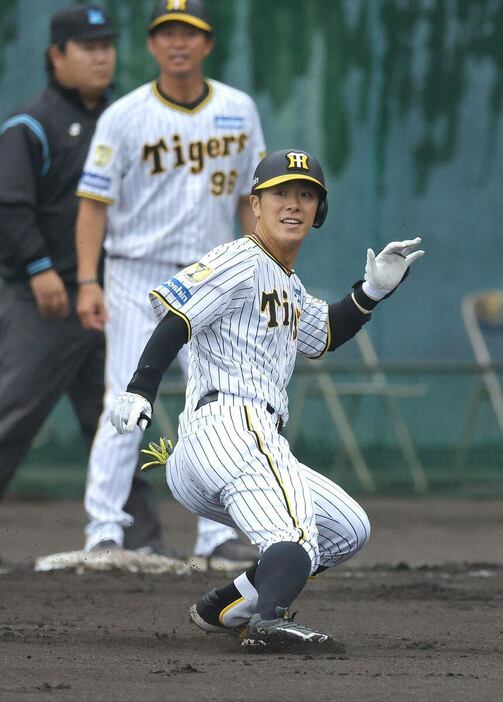 紅白戦で安打を放つ阪神・豊田寛＝安芸市営球場（撮影・水島啓輔)