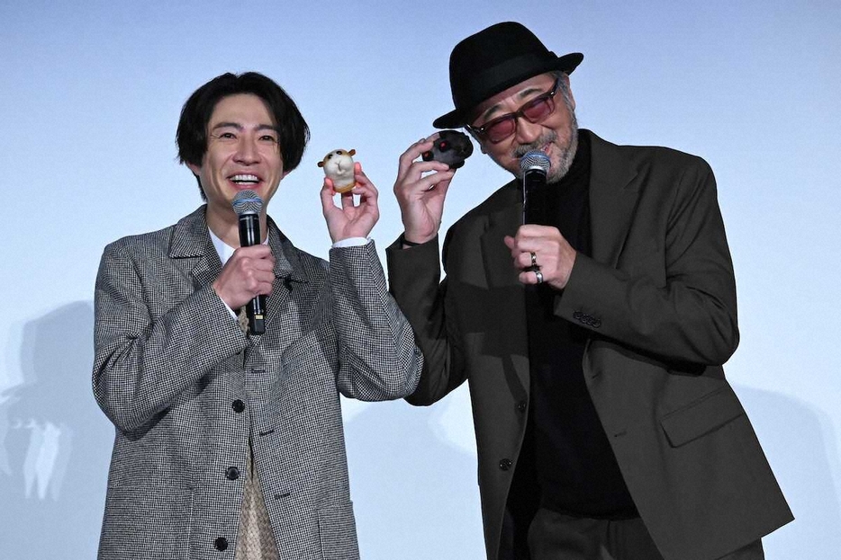 アニメ映画「PUI　PUI　モルカー　ザ・ムービー　MOLMAX」完成披露試写会に出席した嵐の相葉雅紀（左）と大塚明夫（撮影・糸賀日向子）