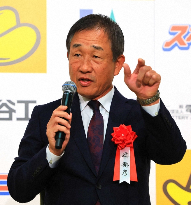 ＜2024プロ野球最優秀バッテリー賞＞選考経過報告する辻氏（（撮影・尾崎　有希）