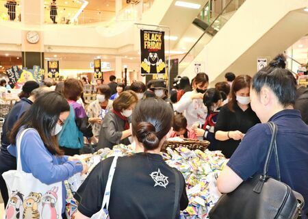 多くの客が訪れたブラックフライデーの「フライングセール」＝２１日、イオン那覇店（提供）