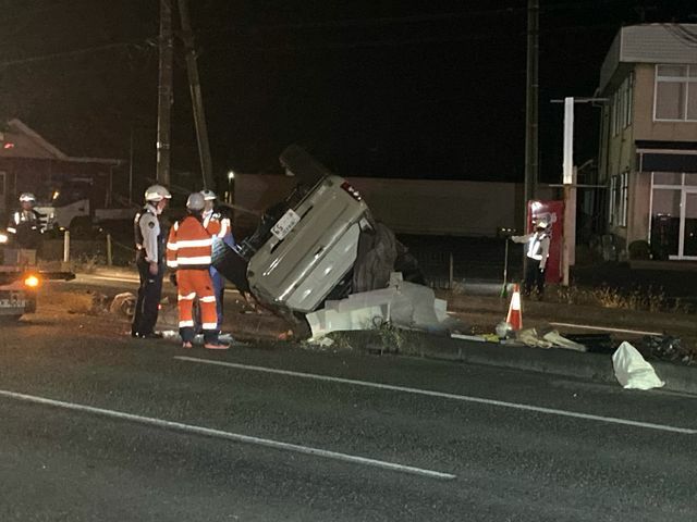 大崎市古川　事故で車が横転