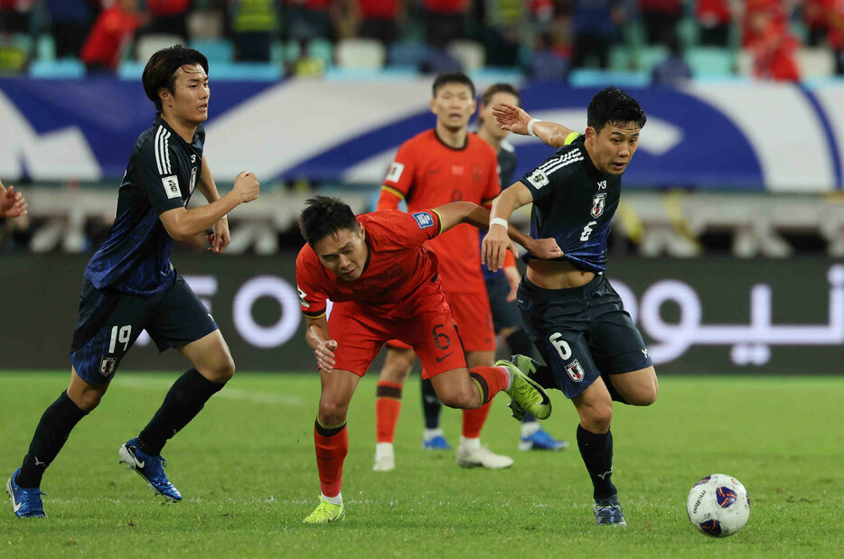 サッカーＷ杯予選。中国戦の後半、ドリブルで攻め上がる遠藤（右）＝１９日、中国・アモイ