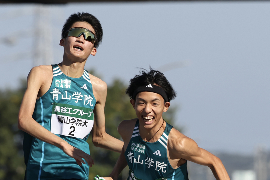 全日本大学駅伝で3位だった青学大（3区折田壮太から4区黒田朝日へのタスキリレー）