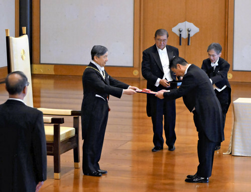 天皇陛下から旭日大綬章を受ける小沢鋭仁元環境相（６日、皇居で）＝代表撮影