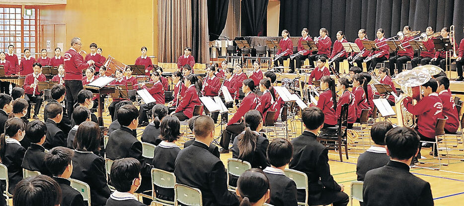 演奏を披露する金沢学院大附属高吹奏楽部の生徒＝かほく市宇ノ気中