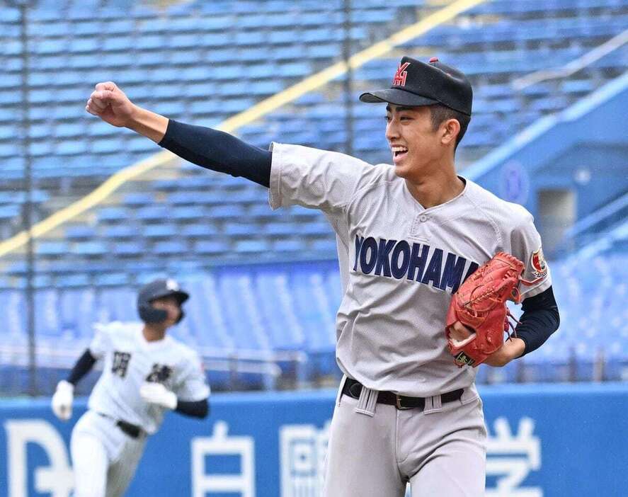 【横浜―明徳義塾】マウンドで笑顔をみせる横浜の織田翔希。２安打完封勝利を飾った＝21日、神宮（田村亮介撮影）