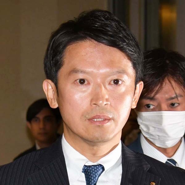 固い表情を浮かべ…（Ｃ）日刊ゲンダイ