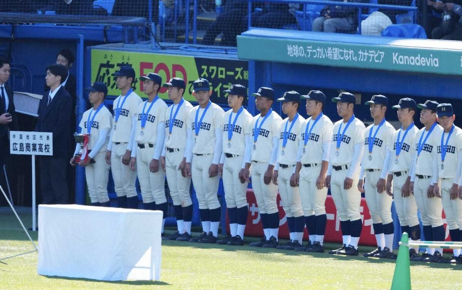 ＜横浜・広島商＞準優勝の広島商ナイン（撮影・五島佑一郎）