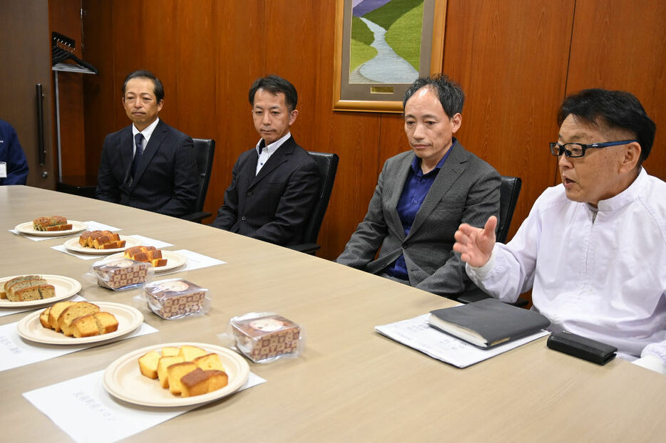 開発商品の説明をする関係者＝長泉町役場