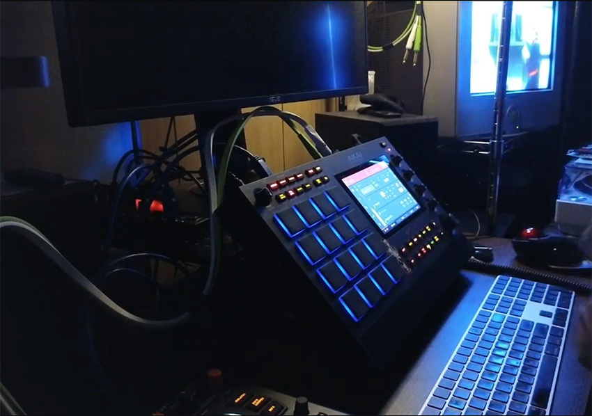 これは私が愛用しているサンプラー「MPC LIVE2」。