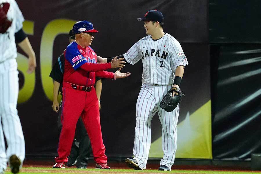 侍ジャパンの牧秀悟（右）とキューバのアルマンド・フェレル一塁ランナーコーチ【写真：小林靖】