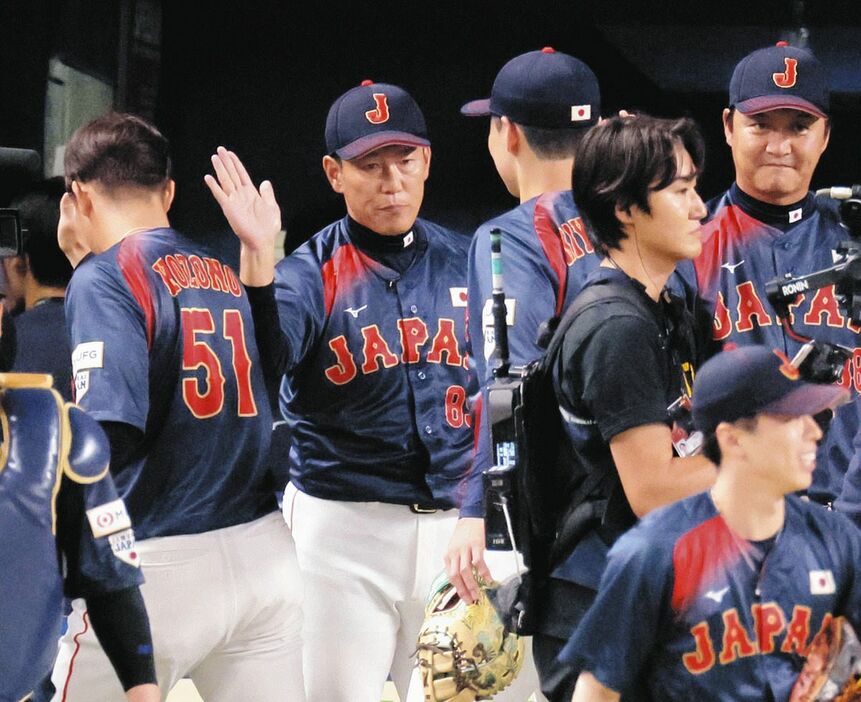 チェコに勝ちナインを迎える井端監督（左から２人目）