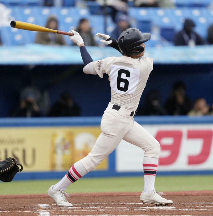 聖光学院戦の1回、東洋大姫路・高畑が先制の3ランを放つ＝神宮