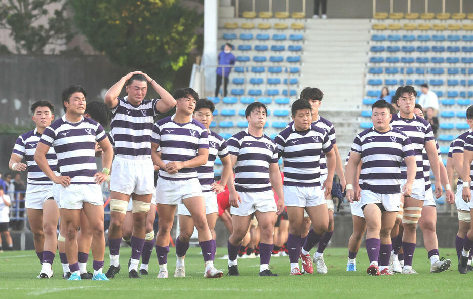 帝京大に敗れ引き揚げる明大の選手たち（撮影・野上伸悟）