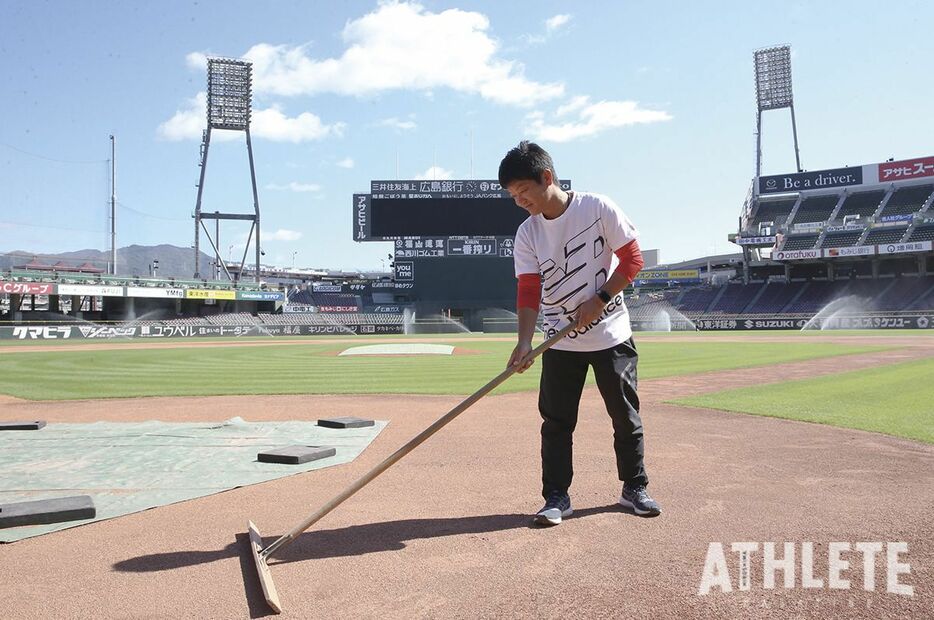 マツダスタジアムのグラウンドを整備するカープ・石原裕紀さん