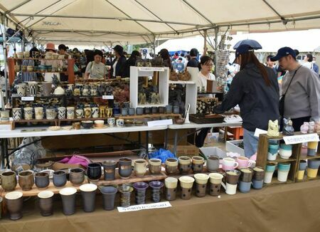 大勢の来場客でにぎわう壺屋陶器まつり＝２２日午前、那覇市立壺屋小学校