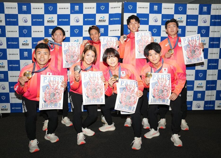 撮影に応じるオリンピアンとパラリンピアン（前列左から、文田健一郎、阿部詩、藤波朱理、清岡幸大郎、後列左から、樋口黎、富田宇宙、福永凌太、日下尚）＝神奈川県横浜市（撮影・加藤圭祐）