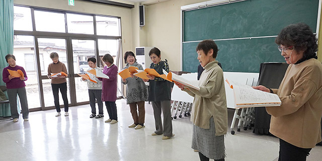 武田勇治郎の魅力を伝えようと公演の練習に励むメンバーたち＝山辺町