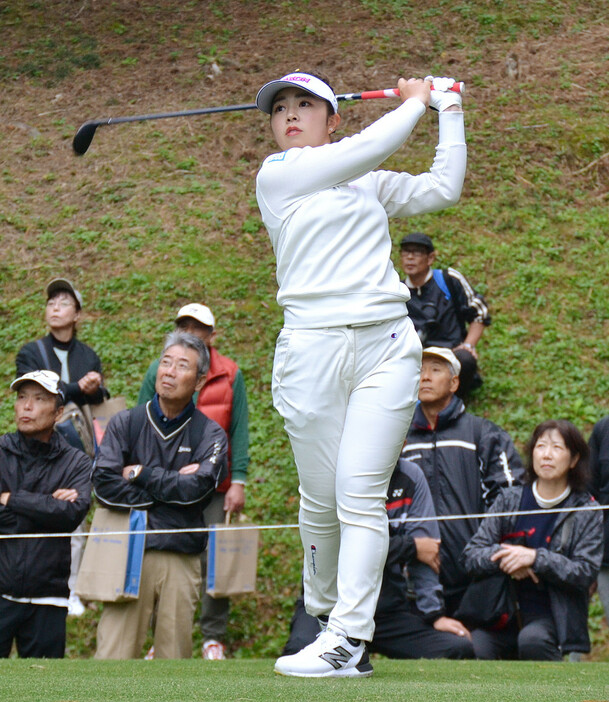 女子ゴルフ・大王製紙エリエール・レディースオープン第２日。初日首位タイの山下美夢有が８バーディー、２ボギーの６５をマークし、通算１２アンダーで単独トップに立った＝１５日、愛媛・エリエールＧＣ松山