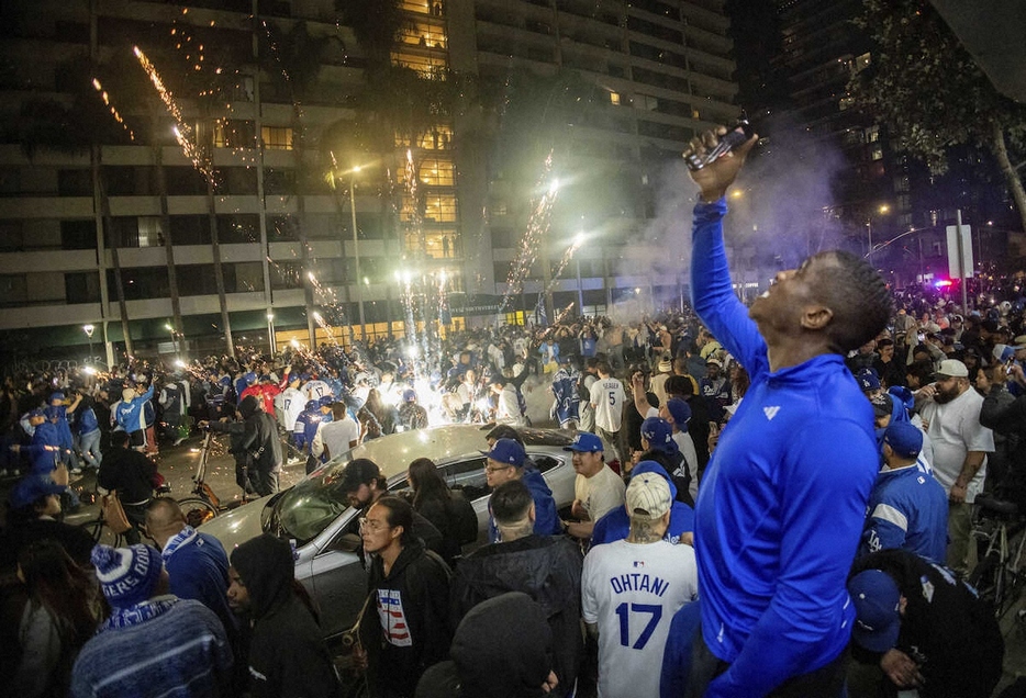 ドジャース優勝を祝う花火が打ち上げられて喜ぶファンたち（AP）