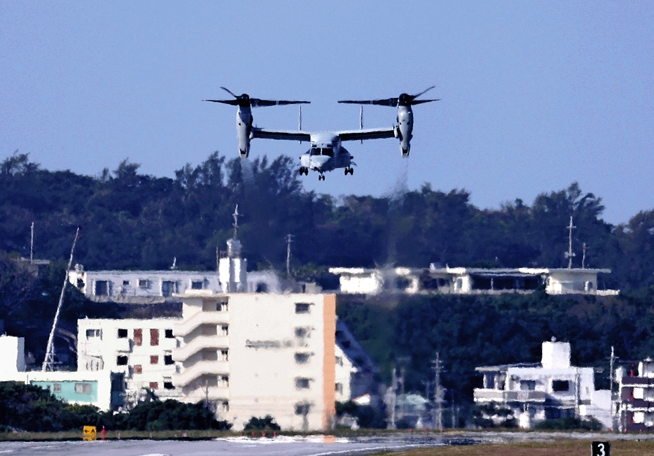 米軍普天間飛行場から飛び立つオスプレイ（3月14日、沖縄県宜野湾市で）