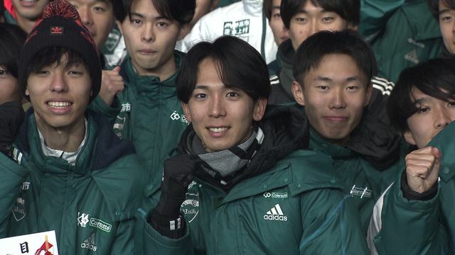 青学新記録をマークした鶴川正也選手（中央）