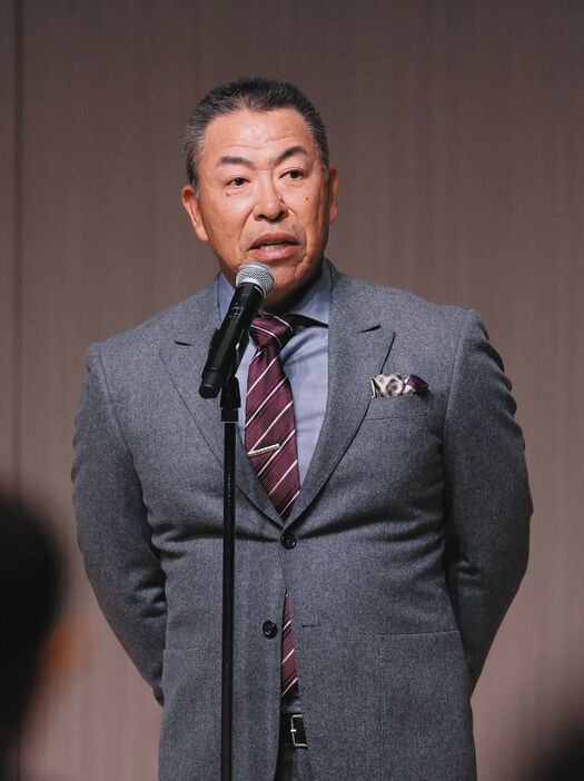 名古屋・栄の中日ビルで開かれた球団納会であいさつする井上監督