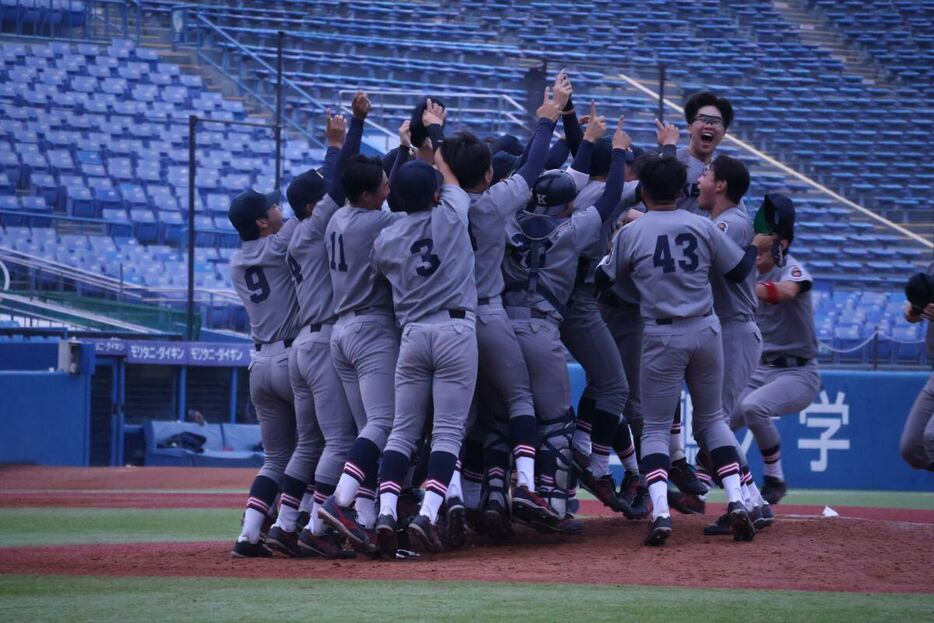 3季連続16度目の優勝を決めた慶大ナイン＝神宮（撮影・児嶋基）