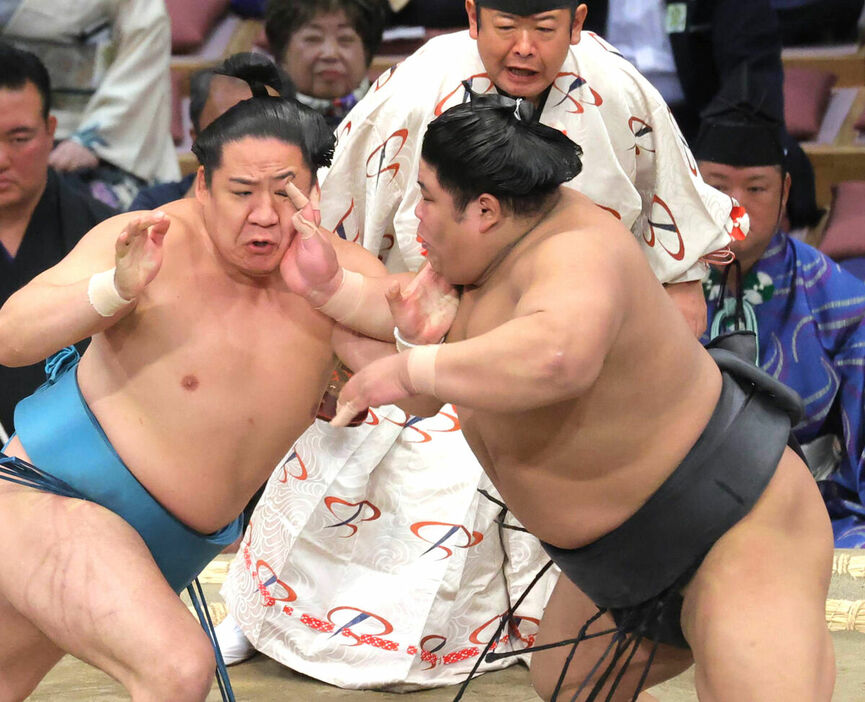 立ち合いで玉正鳳（左）を攻める伯桜鵬（カメラ・池内　雅彦）