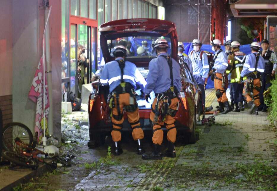 事故が発生し、騒然とする現場＝１１日午後６時１５分ごろ、鹿児島市下荒田１丁目