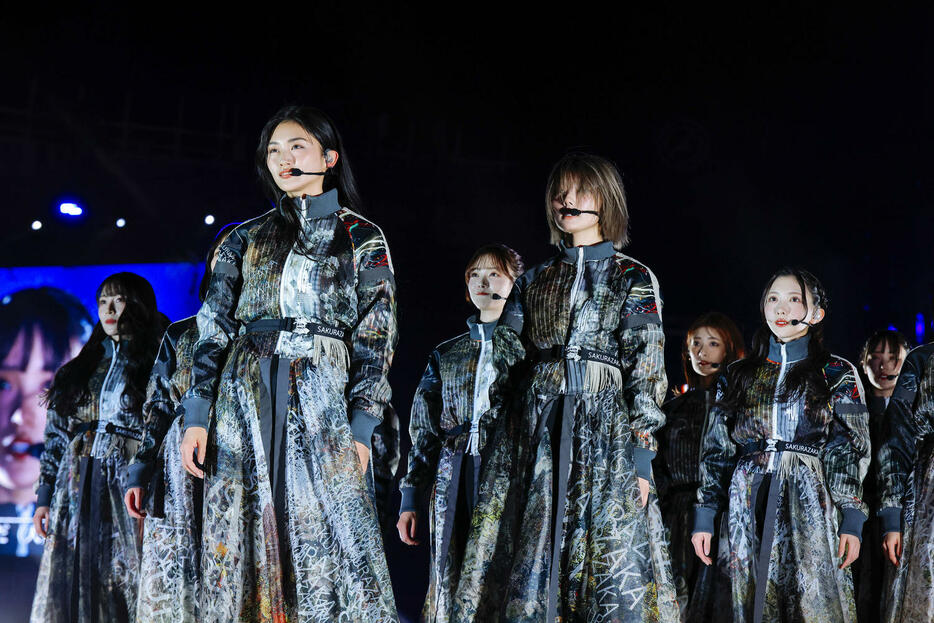 「4th YEAR ANNIVERSARY LIVE」でパフォーマンスする櫻坂46。左から守屋麗奈、山崎天、田村保乃、藤吉夏鈴、井上梨名、谷口愛季、増本綺良（上山陽介氏撮影）